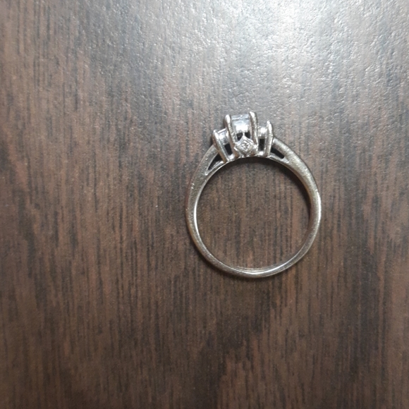 Engagement ring - Picture 2 of 3